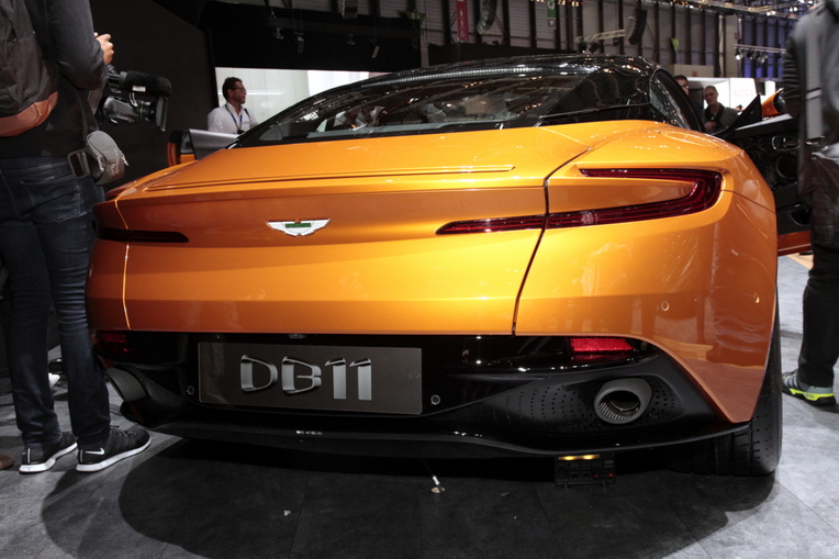 Aston Martin DB11 al Salone di Ginevra 2016