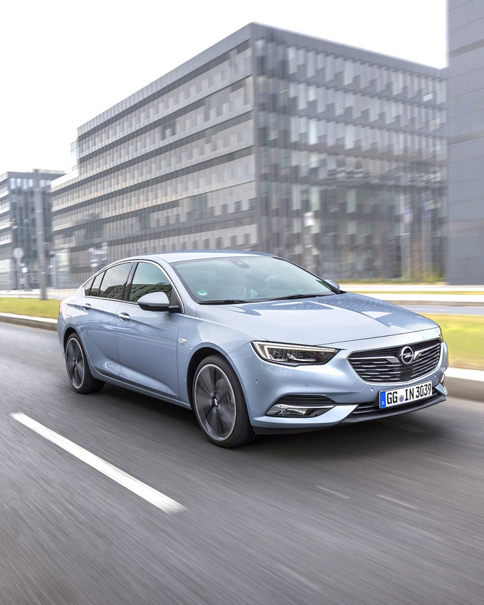 Nuova Opel Insignia Grand Sport: immagini inedite