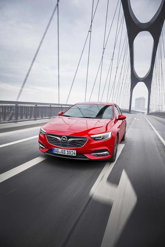 Nuova Opel Insignia Grand Sport: immagini inedite