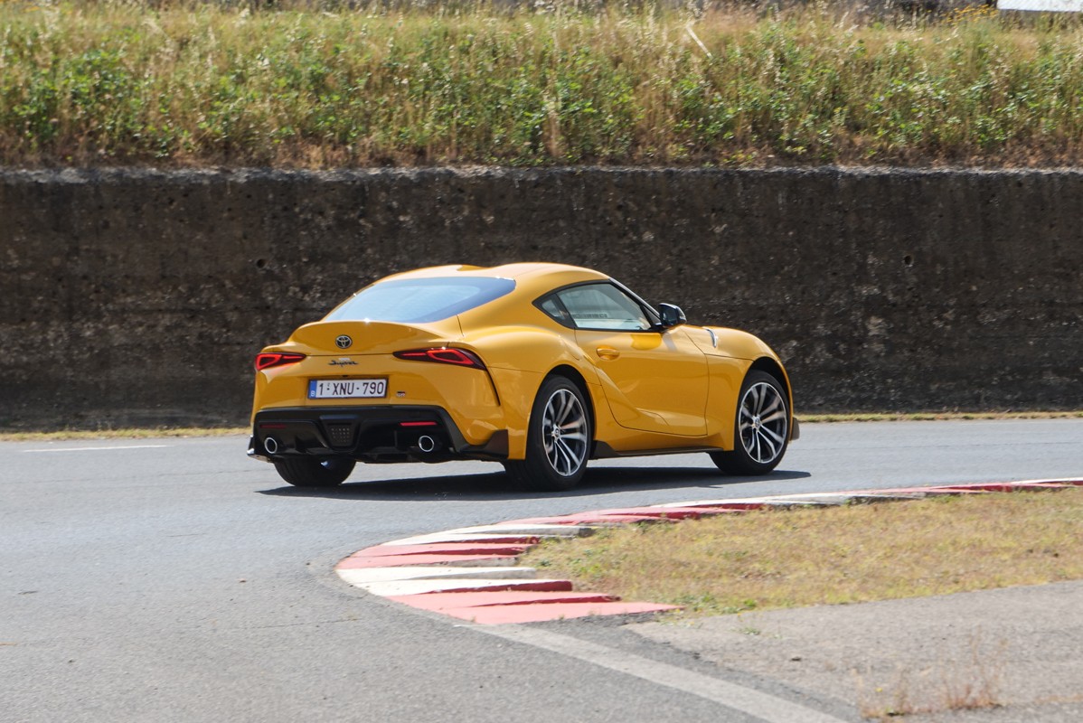 Toyota Supra 2.0 Turbo SZ-R: prova su strada e in pista