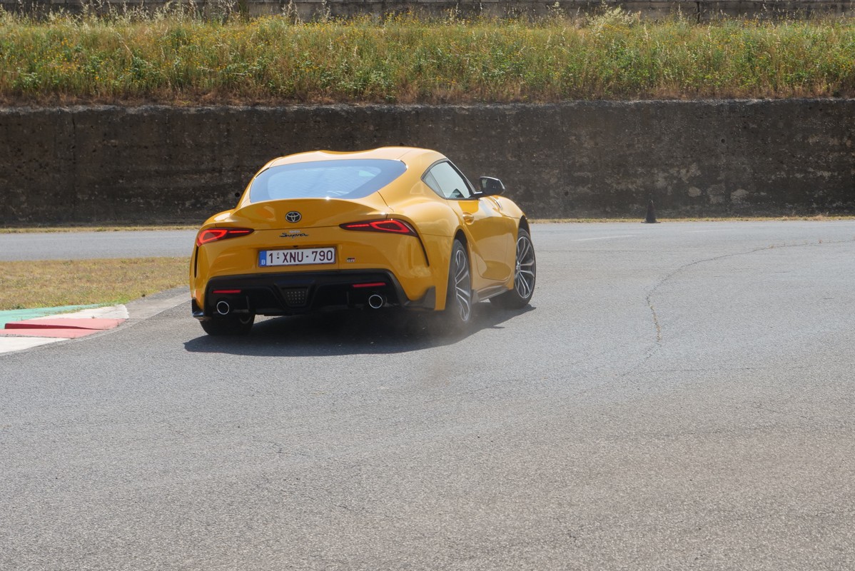 Toyota Supra 2.0 Turbo SZ-R: prova su strada e in pista