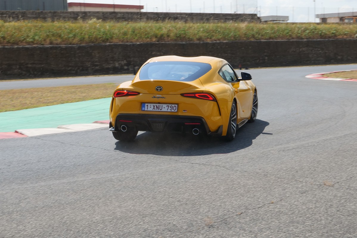 Toyota Supra 2.0 Turbo SZ-R: prova su strada e in pista