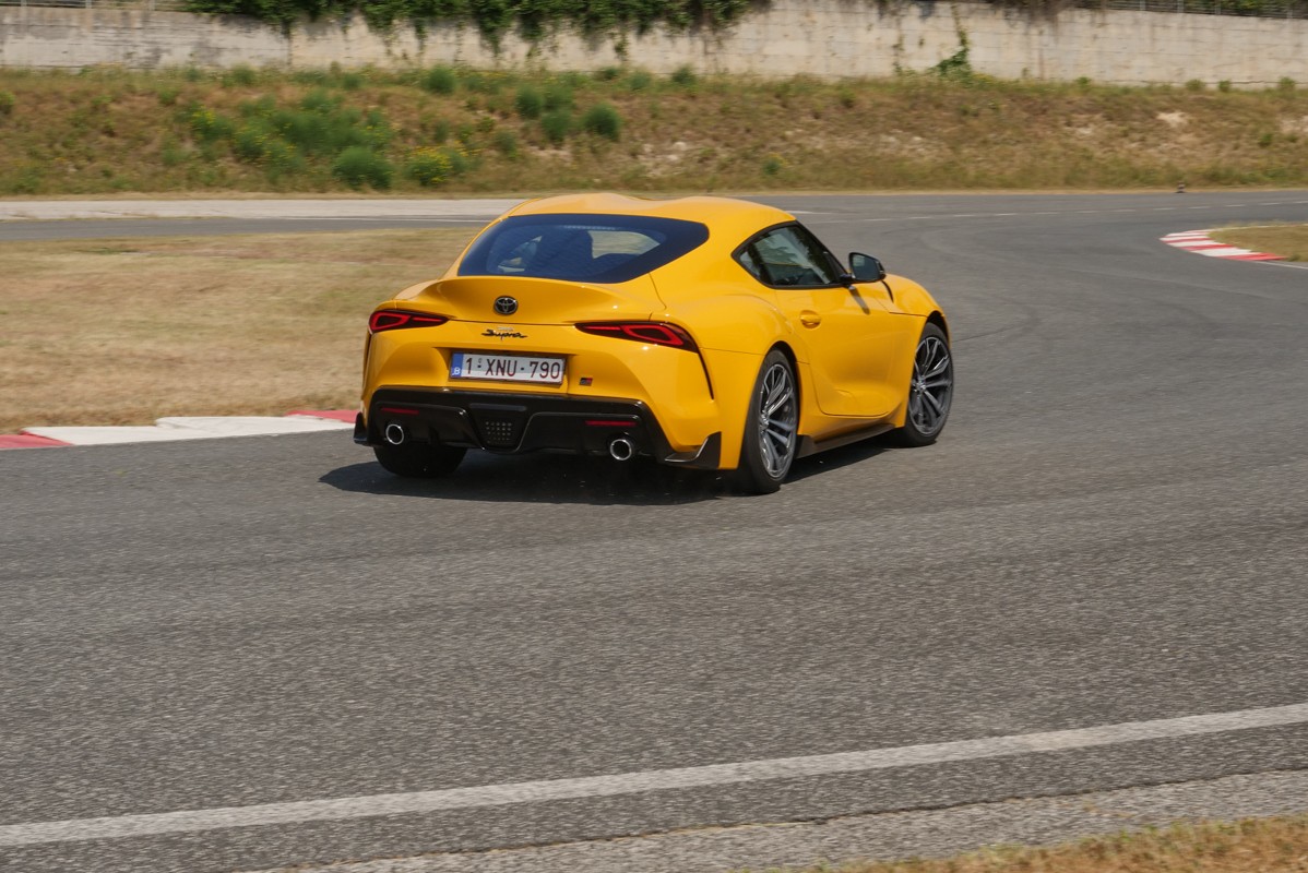 Toyota Supra 2.0 Turbo SZ-R: prova su strada e in pista