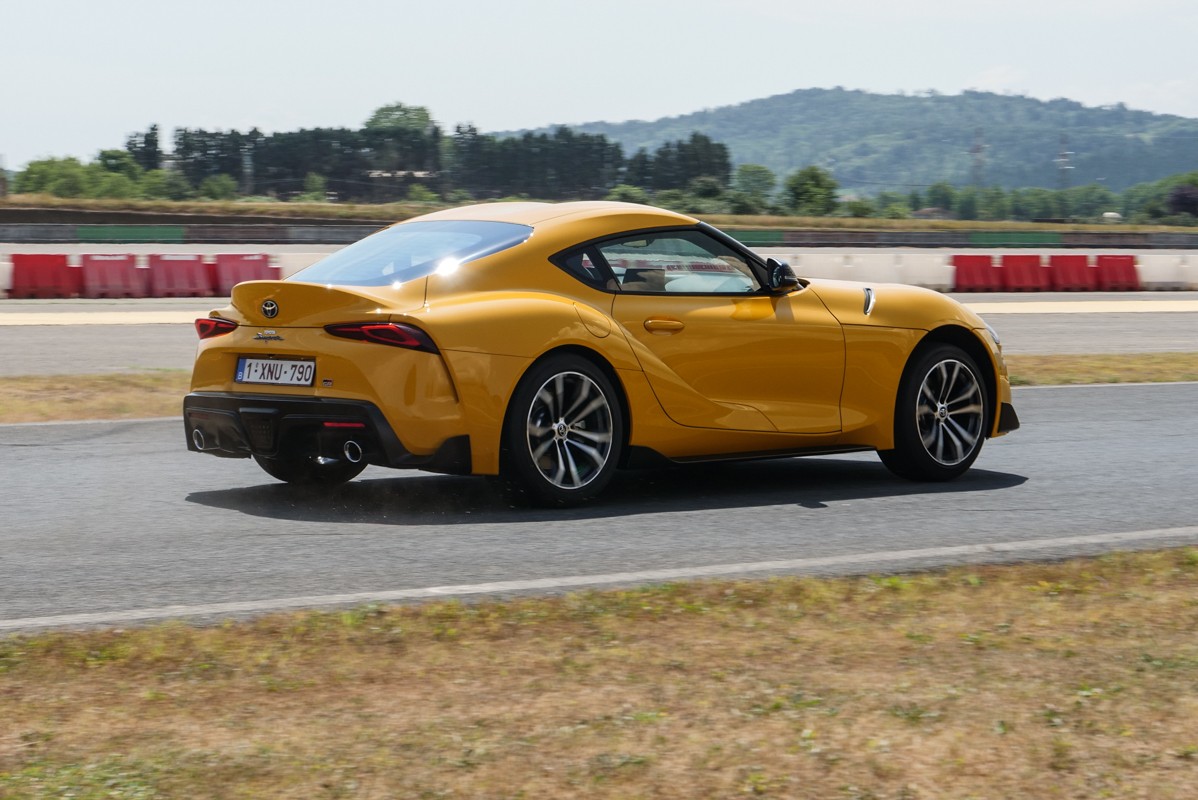 Toyota Supra 2.0 Turbo SZ-R: prova su strada e in pista