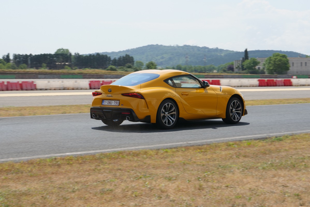 Toyota Supra 2.0 Turbo SZ-R: prova su strada e in pista