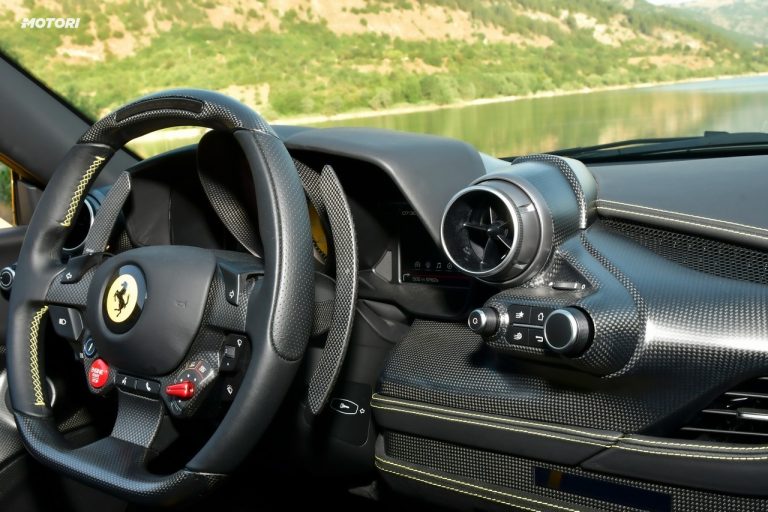 Ferrari F8 Spider: la prova su strada