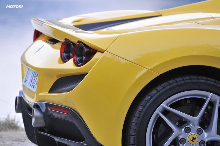 Ferrari F8 Spider: la prova su strada