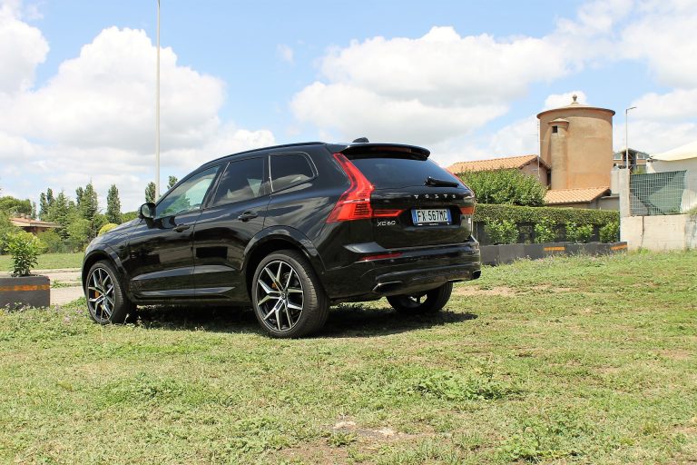 Volvo XC60 T8 Twin Engine AWD Polestar 2.0: la prova su strada