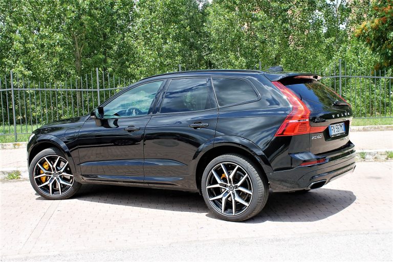 Volvo XC60 T8 Twin Engine AWD Polestar 2.0: la prova su strada