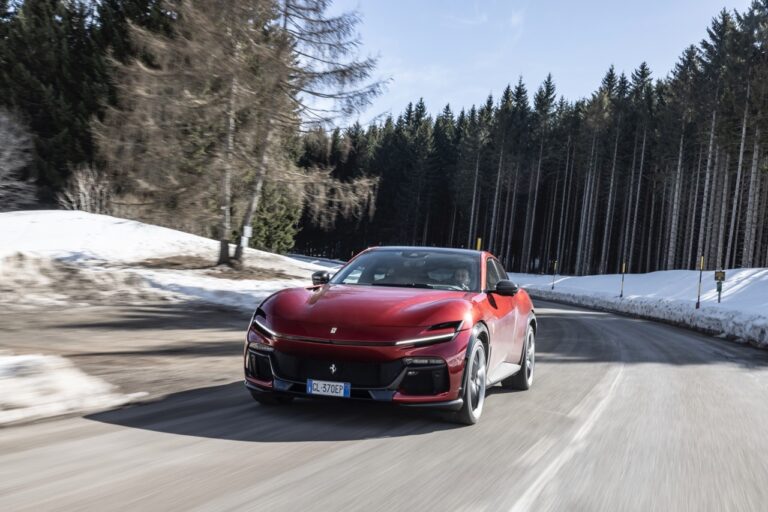 Ferrari Purosangue: le foto del test