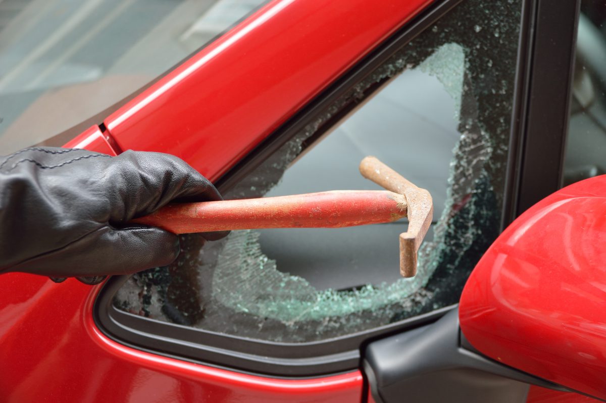 Auto in sosta vandalizzate e scassinate da due giovani: un problema sempre più diffuso