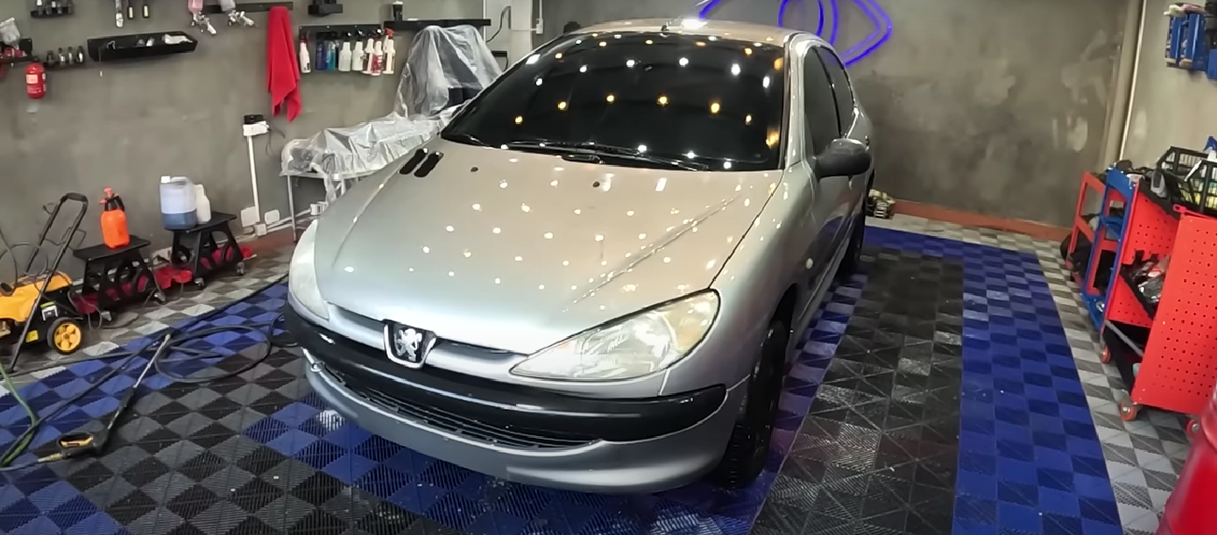 Non vedeva un po' di sapone da 10 anni, Peugeot 206 abbandonata torna a splendere [VIDEO]