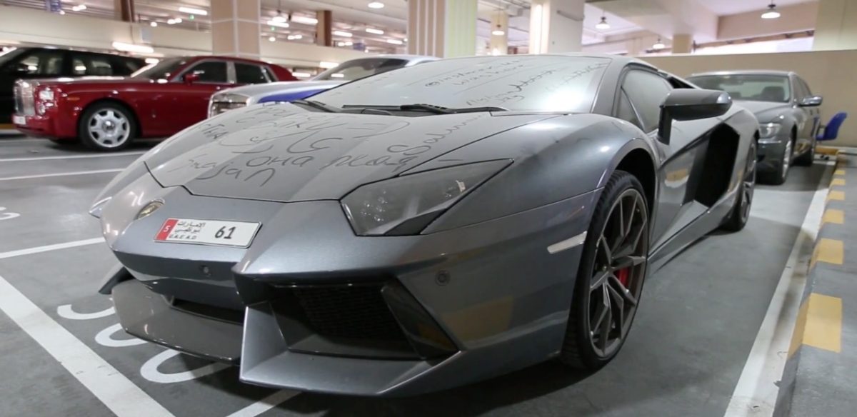 Non è tutto oro ciò che luccica, le supercar abbandonate a Dubai e il rischio truffa