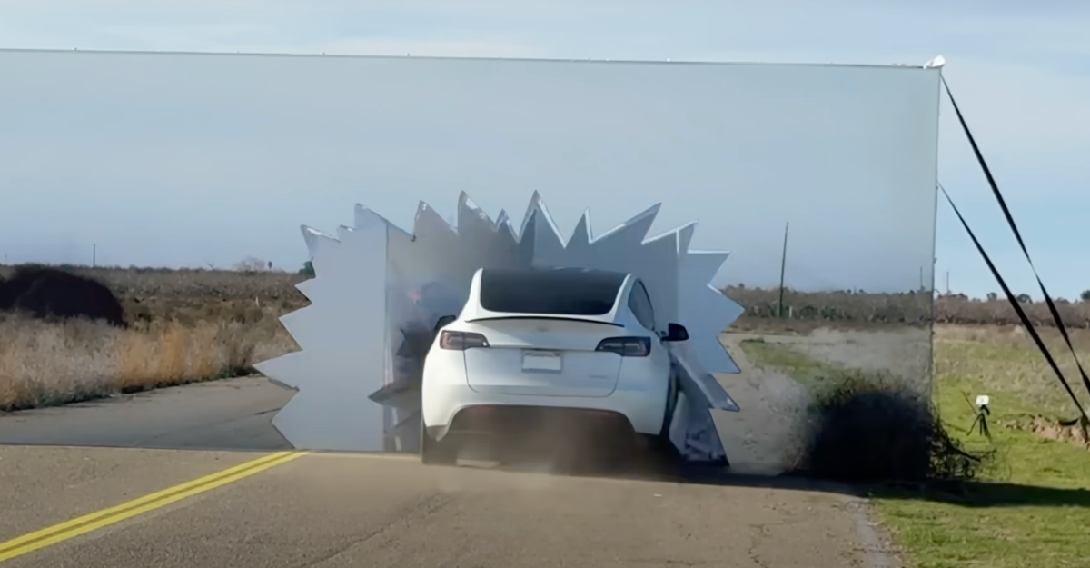 Tesla con guida automatica si schianta contro strada disegnata