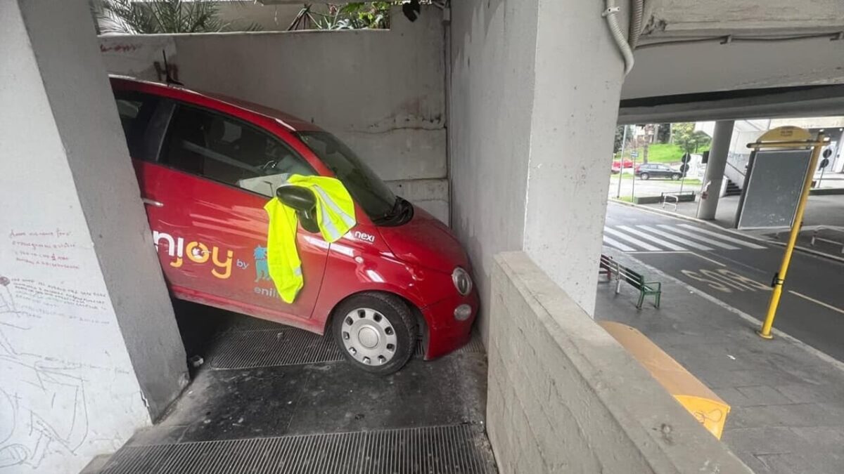 Auto del car sharing bloccata sulle scale, degrado e ilarità a Roma