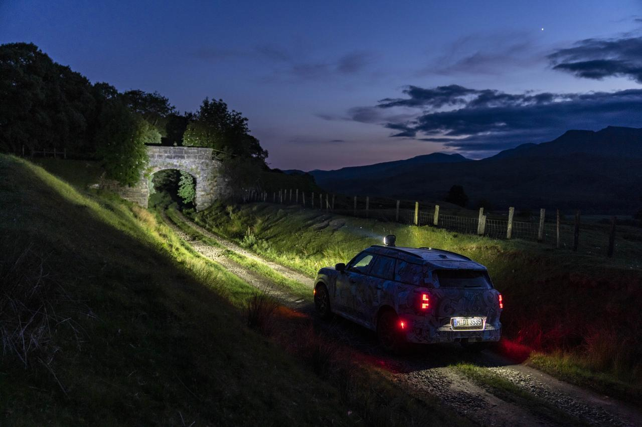 Mini Countryman, la terza generazione si fa spiare su strada