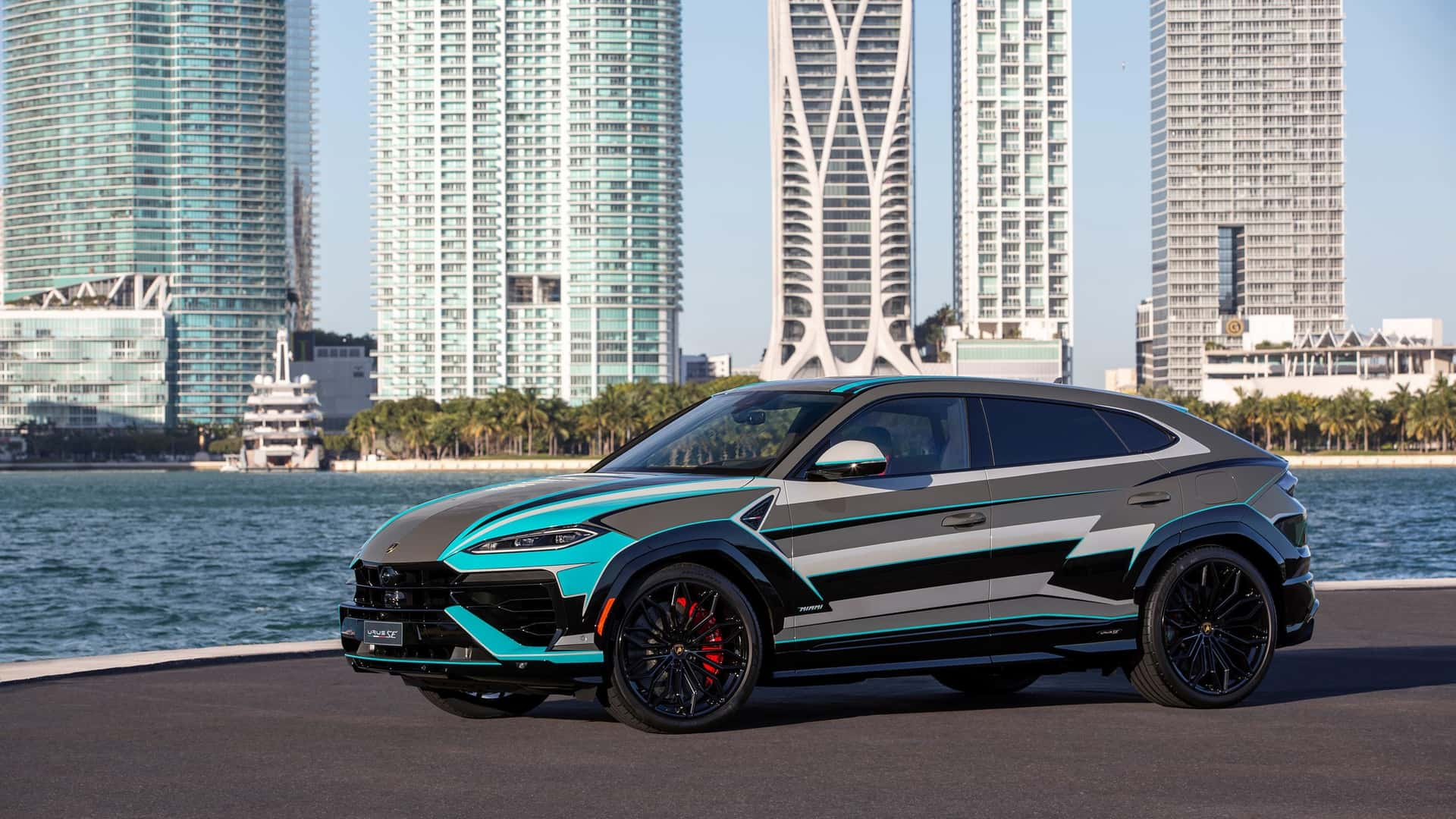 Lamborghini Urus SE Miami profilo